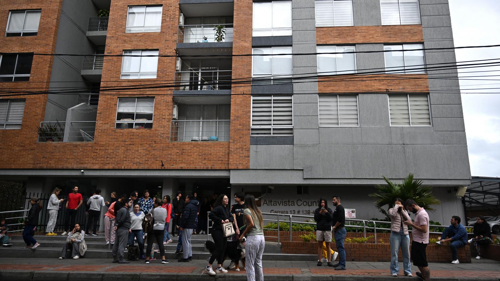 A földrengés kiatt utcára menekült emberek Bogotában.