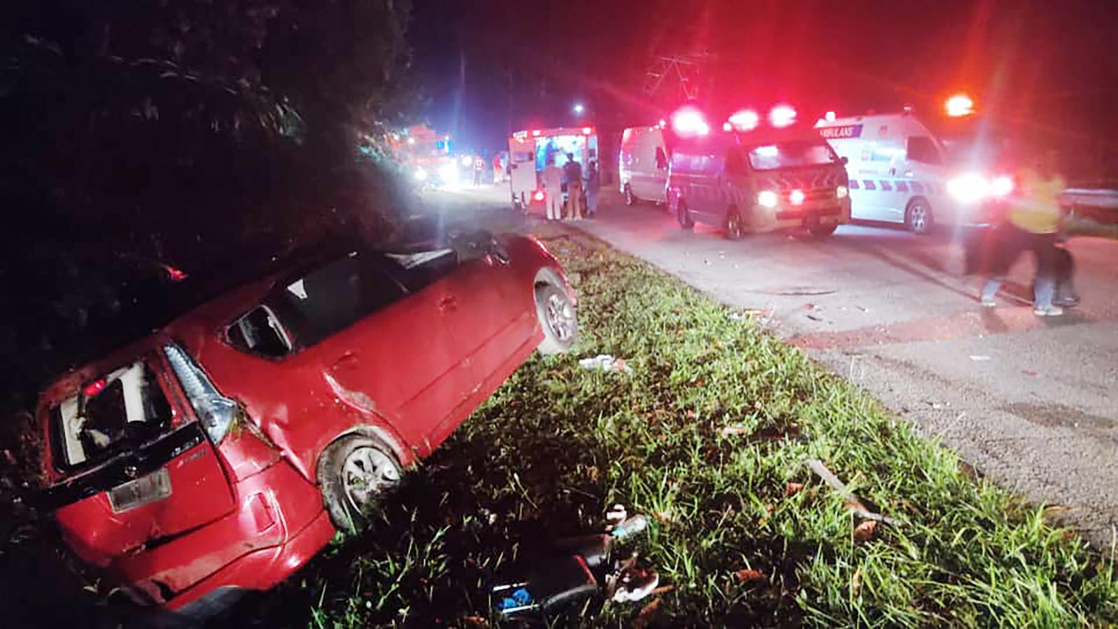 Árokba borult kisteherautó a malajziai buszbaleset után 2025. június 9-én.