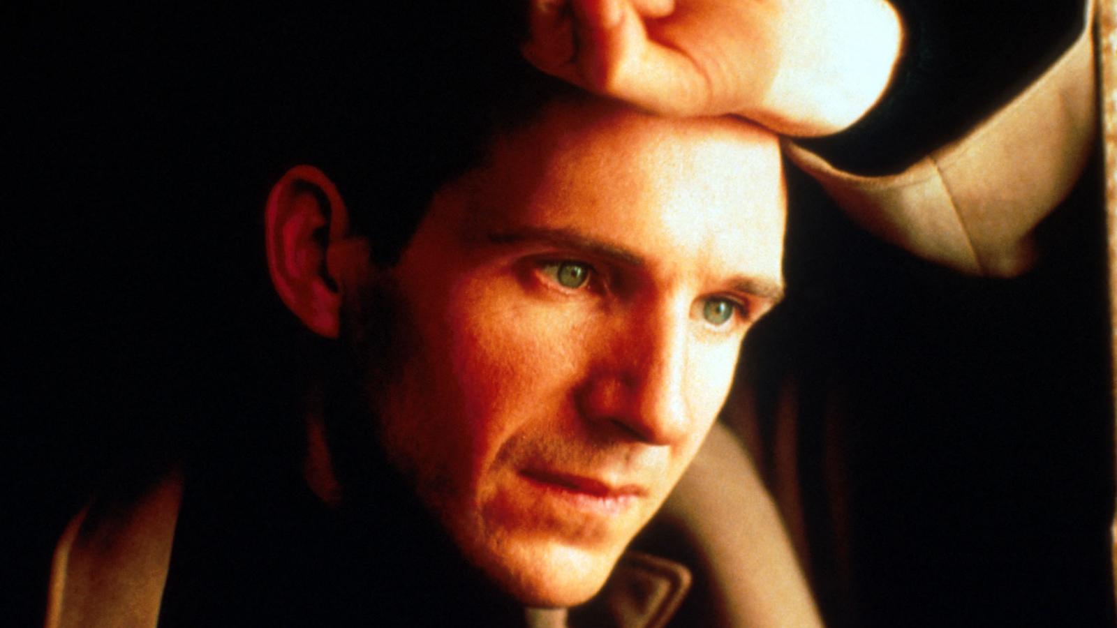 Volt olyan forgatási nap, amelyiken Ralph Fiennes két különböző generációt is alakított. Zseniálisan játszotta el a három különböző életszakaszát a családfőnek