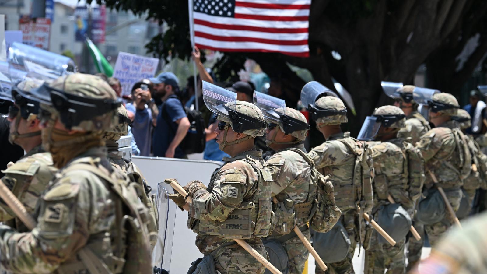 A Nemzeti Gárda tagjai Los Angelesben 2025. június 10-én