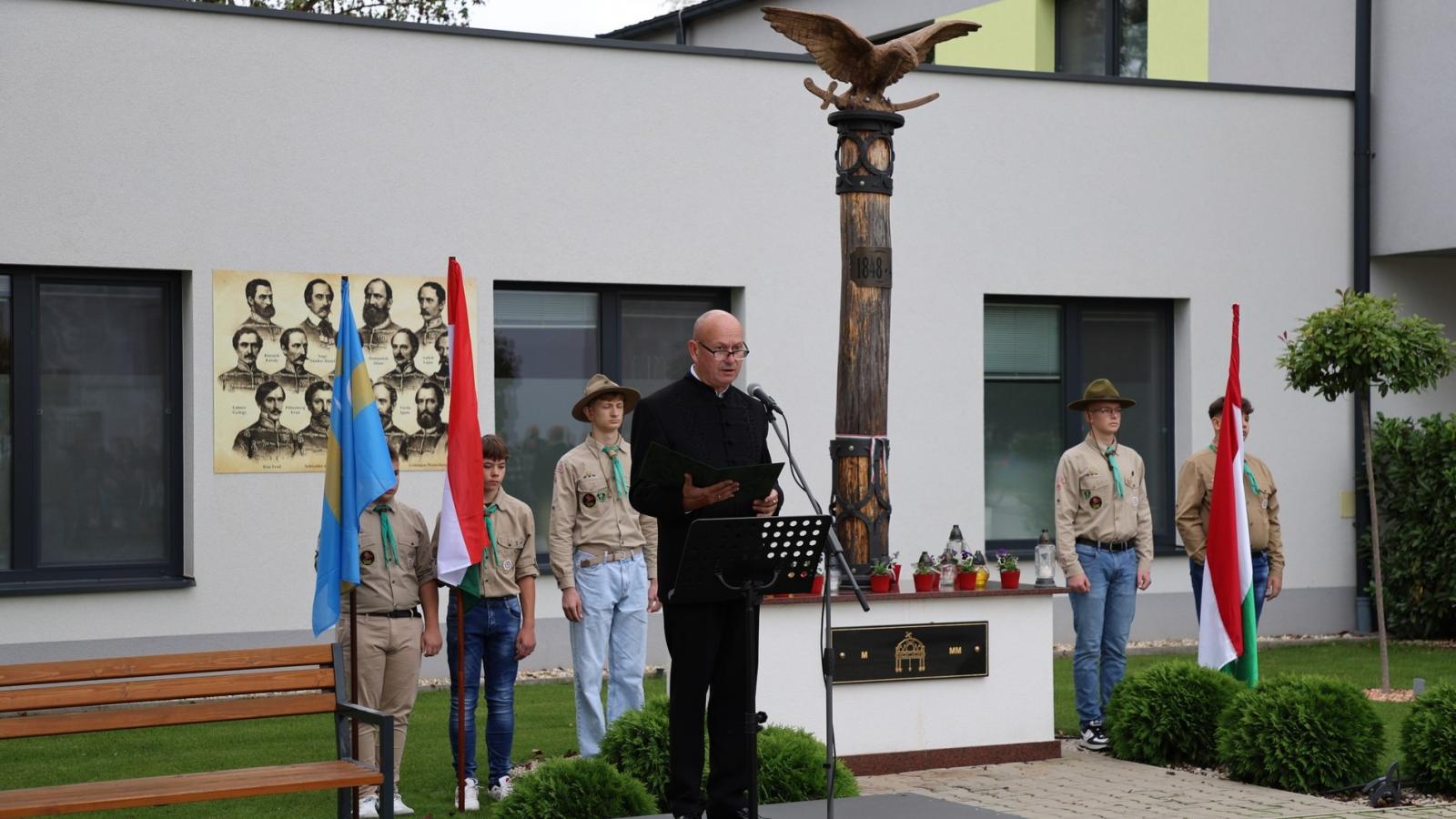 Fenes Iván Bős polgármestere