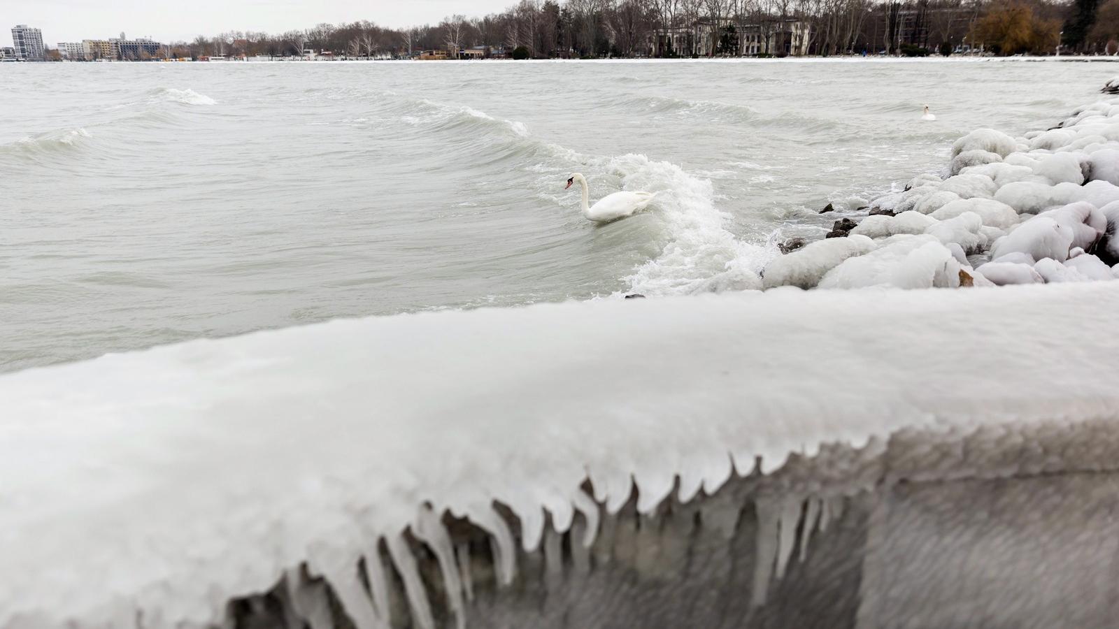 Vastag jégpáncél borítja a siófoki mólót a Balaton partján 2014. december 29-én. MTI Fotó: Mohai Balázs