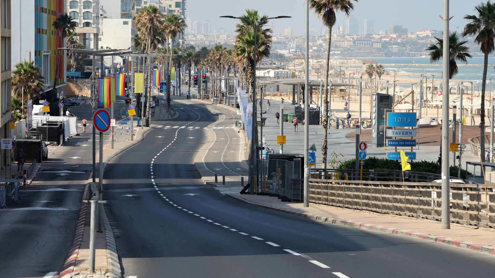 Üres utca Tel-Avivban június 13-án, miután az izraeli hadsereg közölte az iráni ellentámadás hírét 