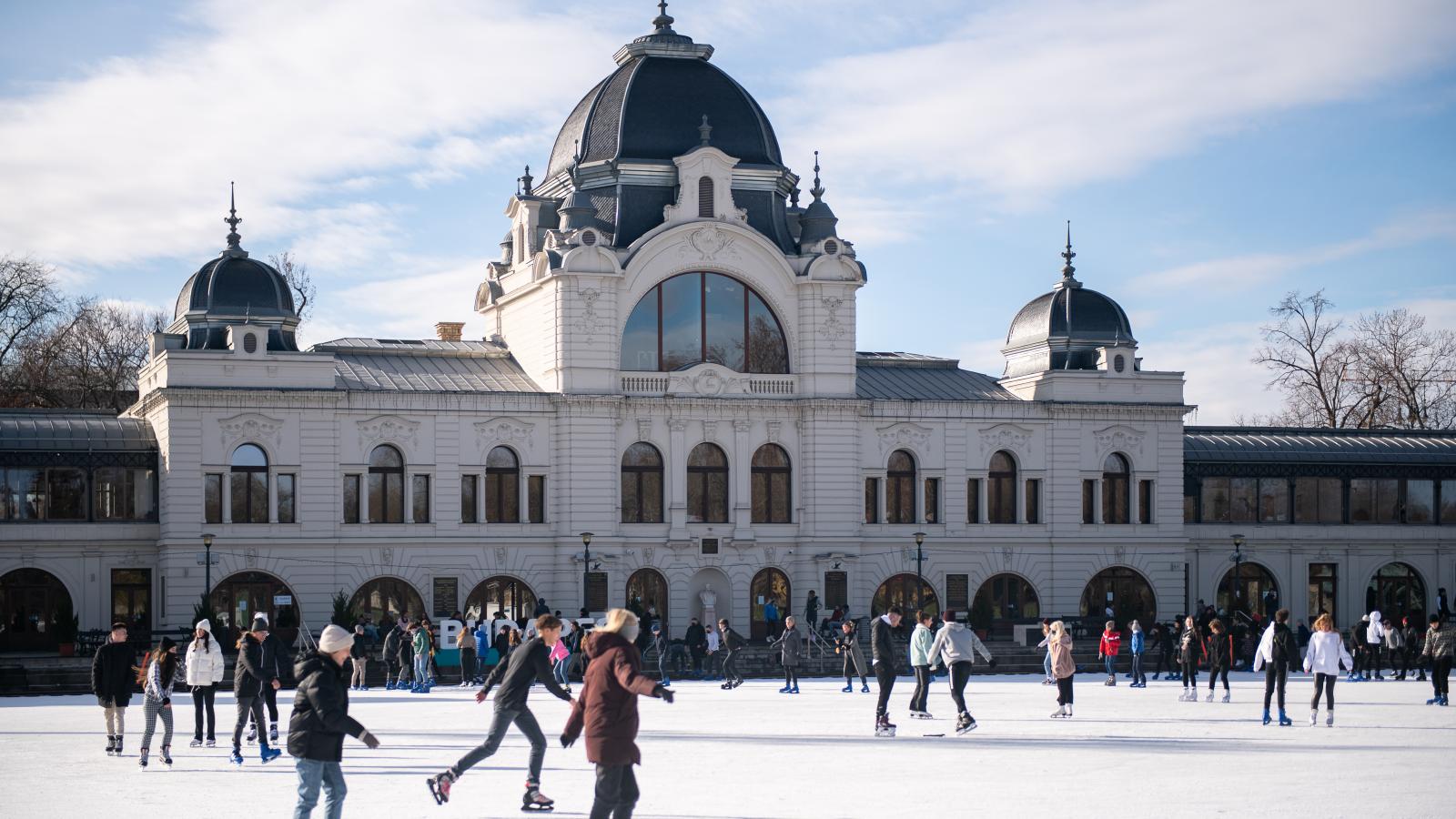 A cég a műjégpálya bevételeinek köszönhetően profitot termel