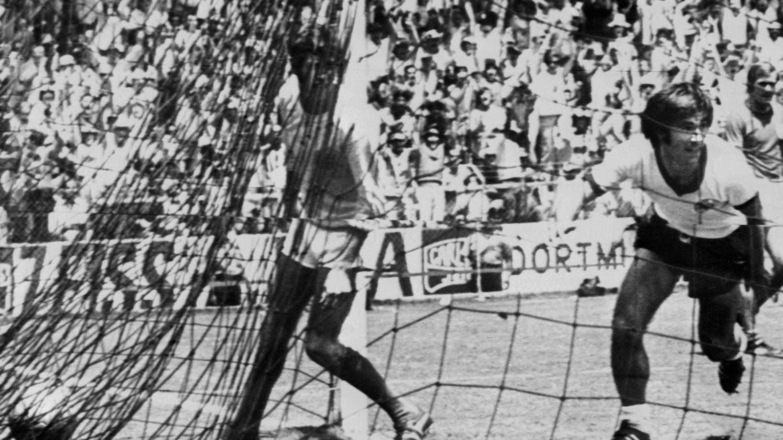 A győztes német gól, melyet Gerd Müller
(jobbra) a hosszabbításban lőtt be
az angol Peter Bonetti (balra) kapujába