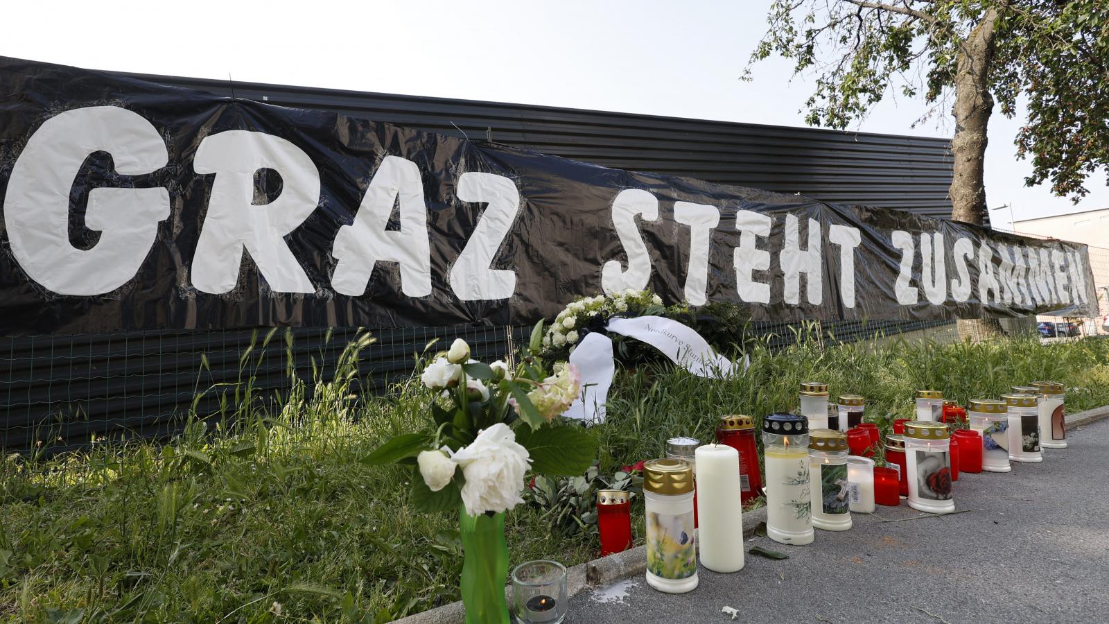 A „zusammen”
lett az elmúlt
napok legfontosabb
szava,
a politikusoktól
az orvosokon át
az iskolaigazgatókig
mindenki
belefoglalta a
mondandójába