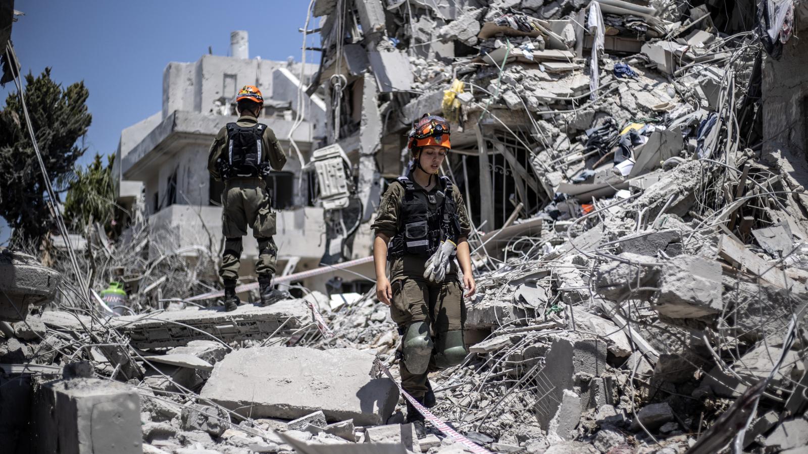 Kutatási és mentési munkálatok izraeli épületek romjai között az iráni rakétatámadások után 2025. június 14-én.