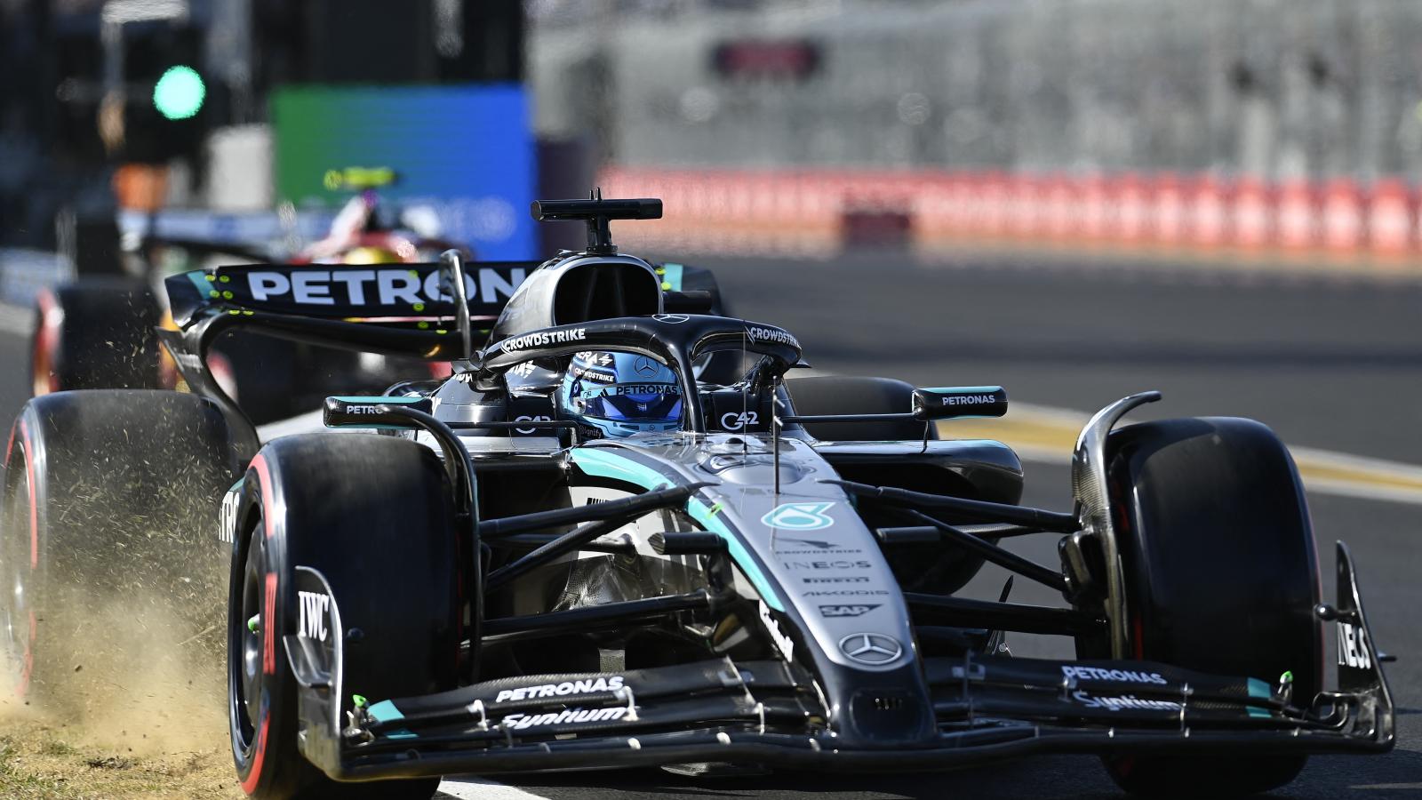 George Russel a Mercedes versenyautójával a Forma-1 egyik korábbi futamán