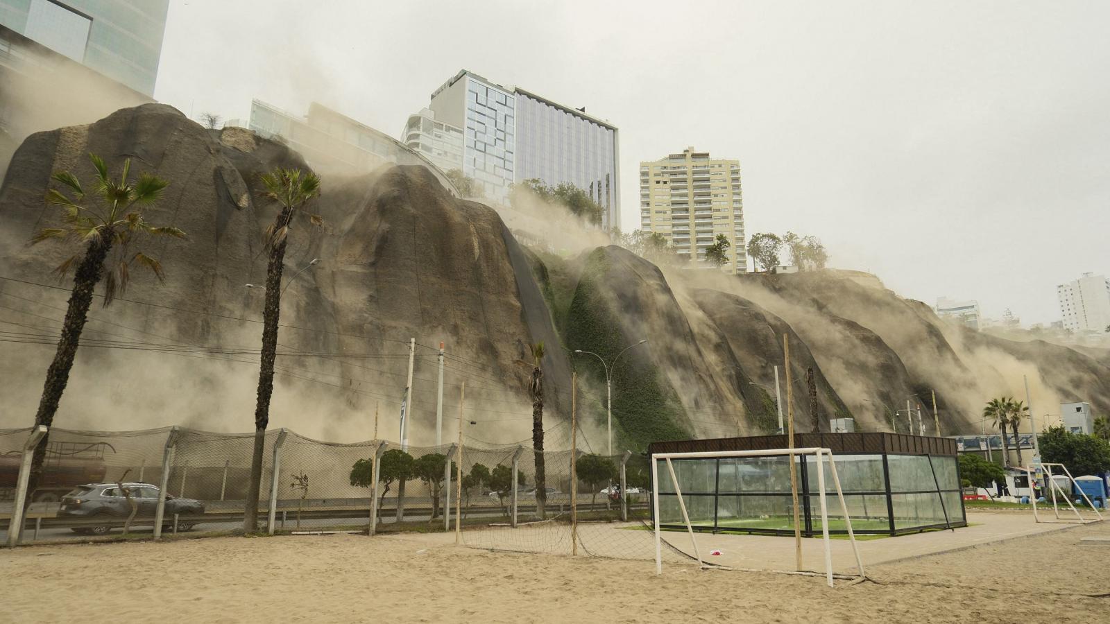 Fölcsuszamlás Limában 2025. június 15-én földrengés után