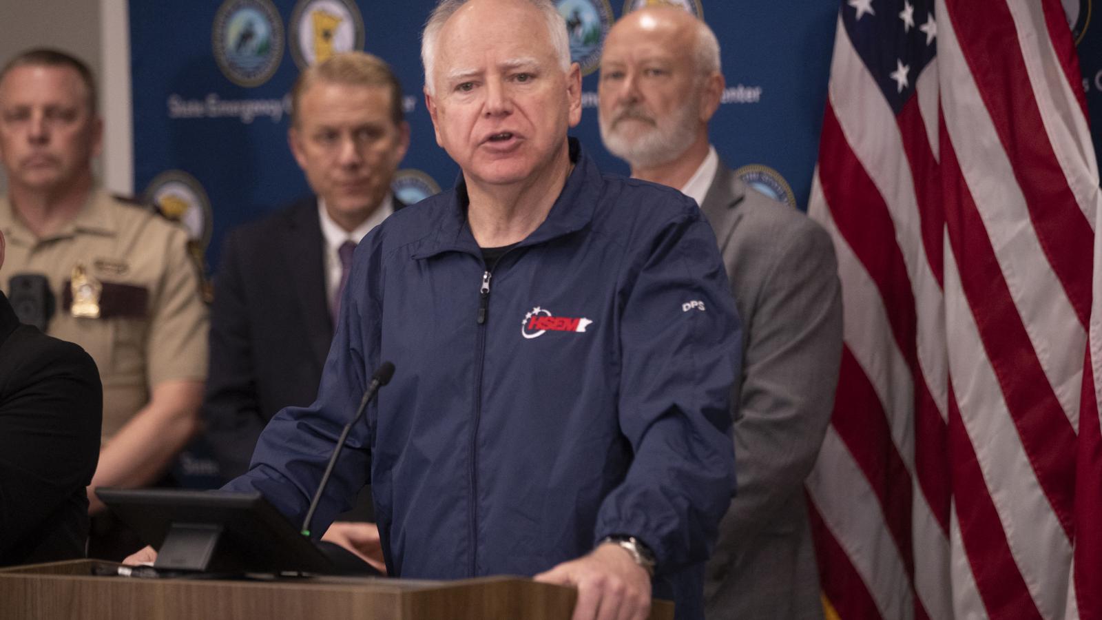 Tim Walz, Minnesota állam demokrata kormányzója sajtótájékoztatót tart a gyanúsított elfogásáról