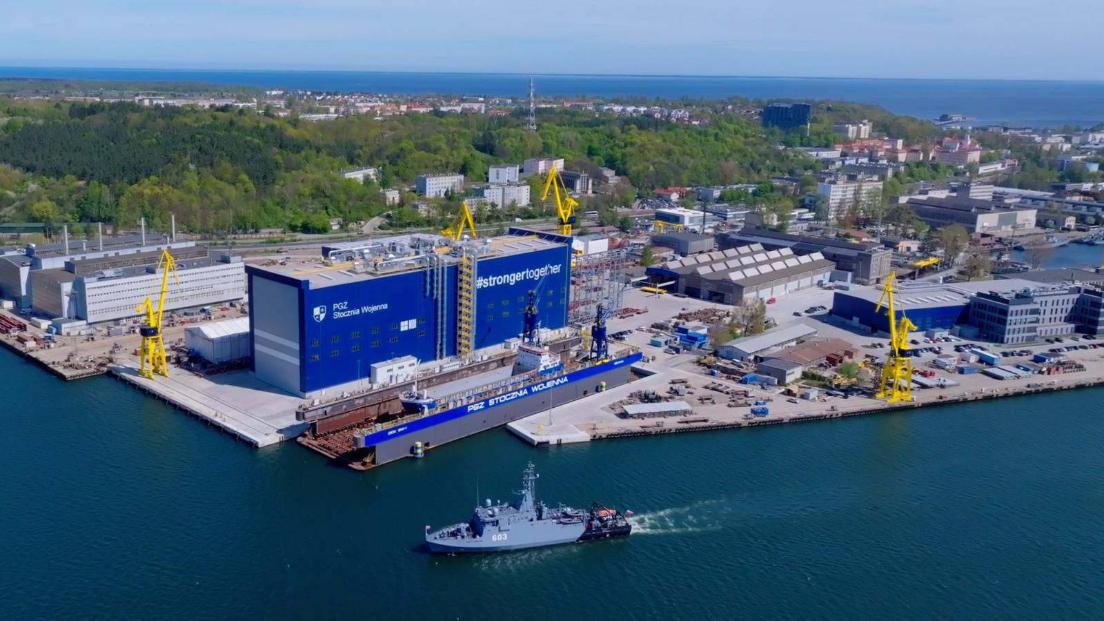 A gdyniai a legrégebbi hajógyár Lengyelországban, 1922-ben alapították. 2017-ben vette át a PGZ-csoport a csődbe ment hajógyárat