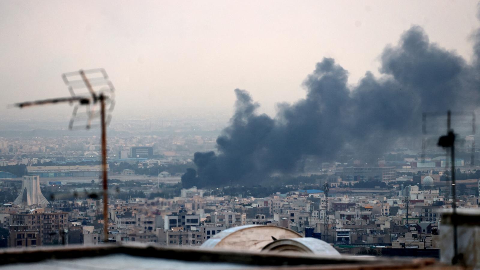 Füstfelhő a teheráni Azadi-torony közelében történt robbanás után 2025. június 16-án