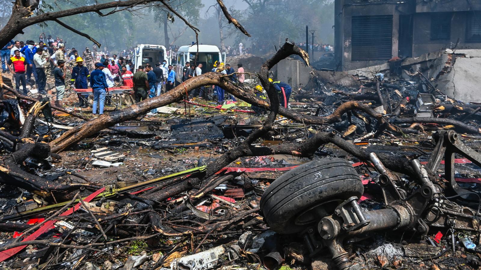 Mentési munkálatok az Air India járatának katasztrófájának helyszínén 2025. június 12-én
