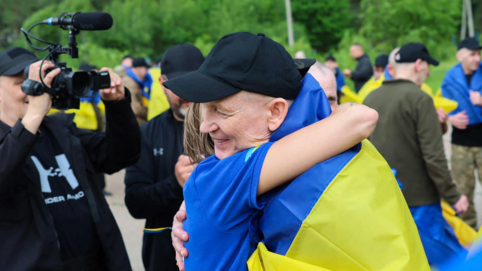 Hazaérkező ukrán hadifoglyok egy Zelenszkij elnök Telegram-csatornáján június 19-én hely- és időmegjelölés nélkül közreadott fotón 
