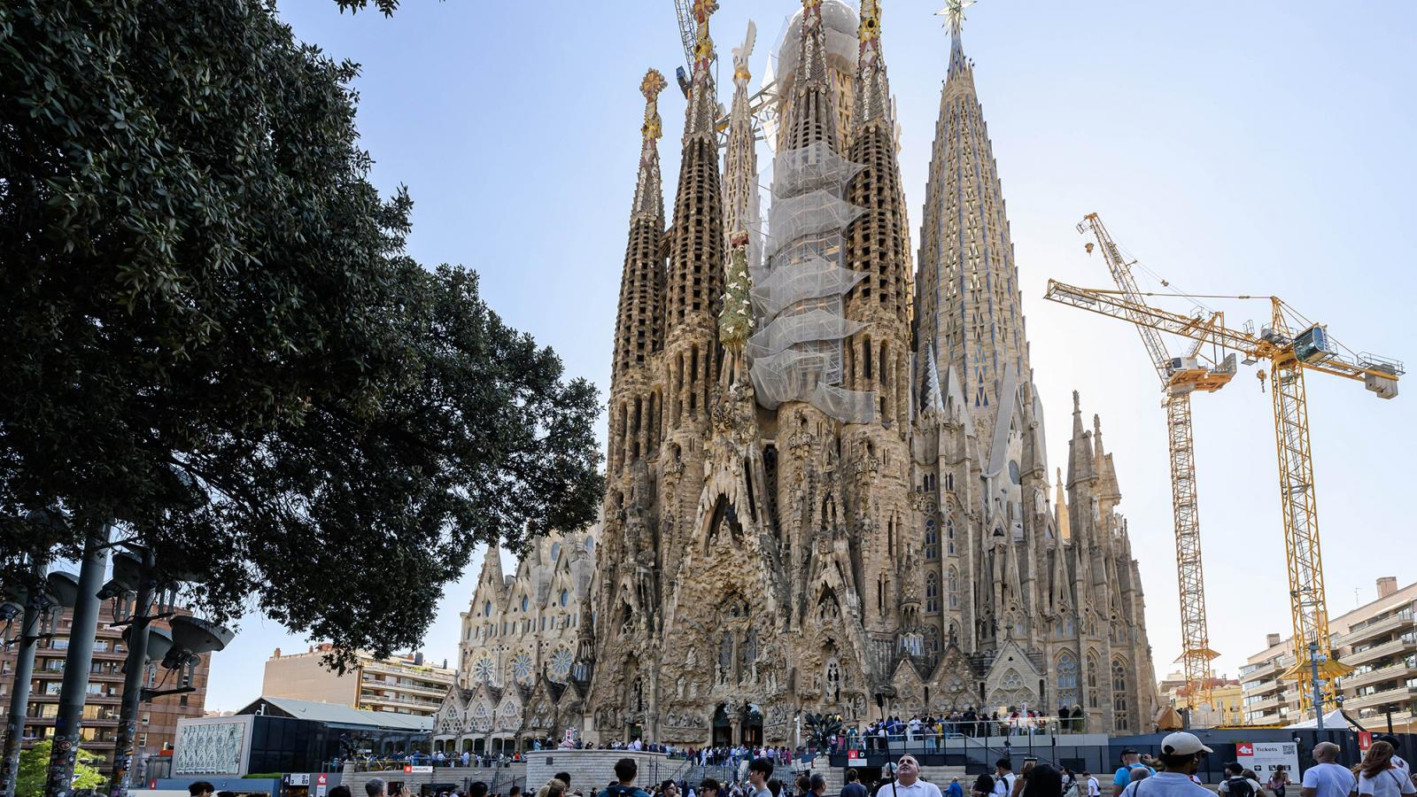 Nagyon sok a
látogató: tömegek
a világcsoda
Sagrada Familia
templom körül,
de benn a katedrálisban
is
