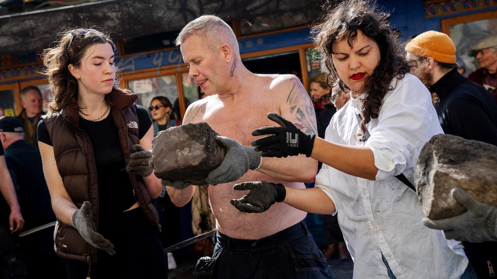 A koppenhágai Christiania kommuna tagjai munka közben