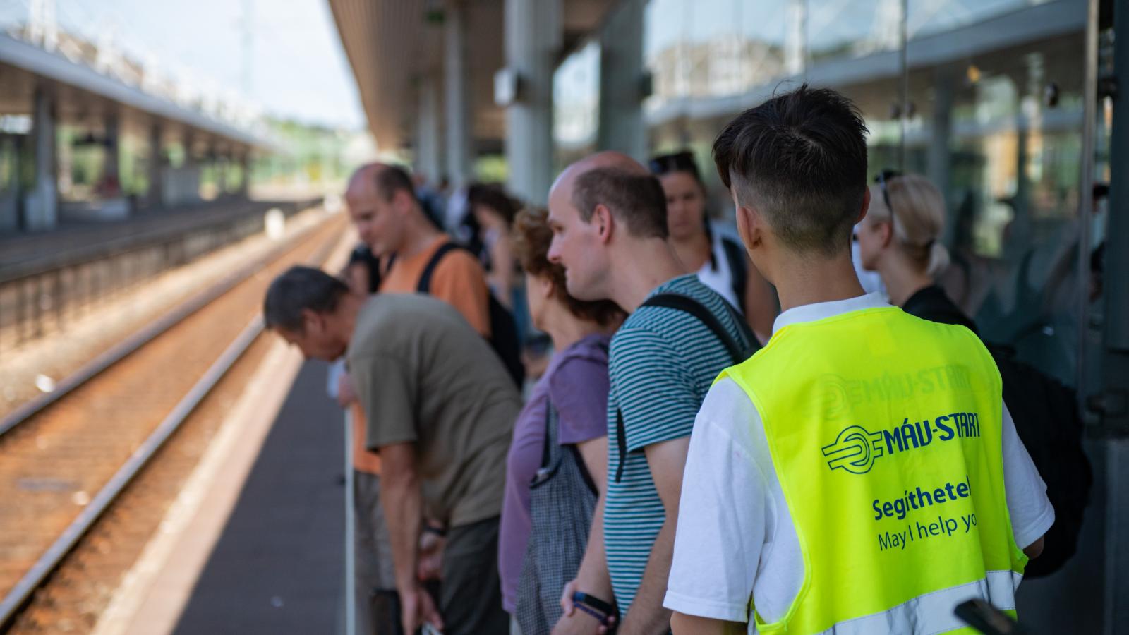 Utasok várnak a késő vonatokra Kelenföld vasútállomáson.