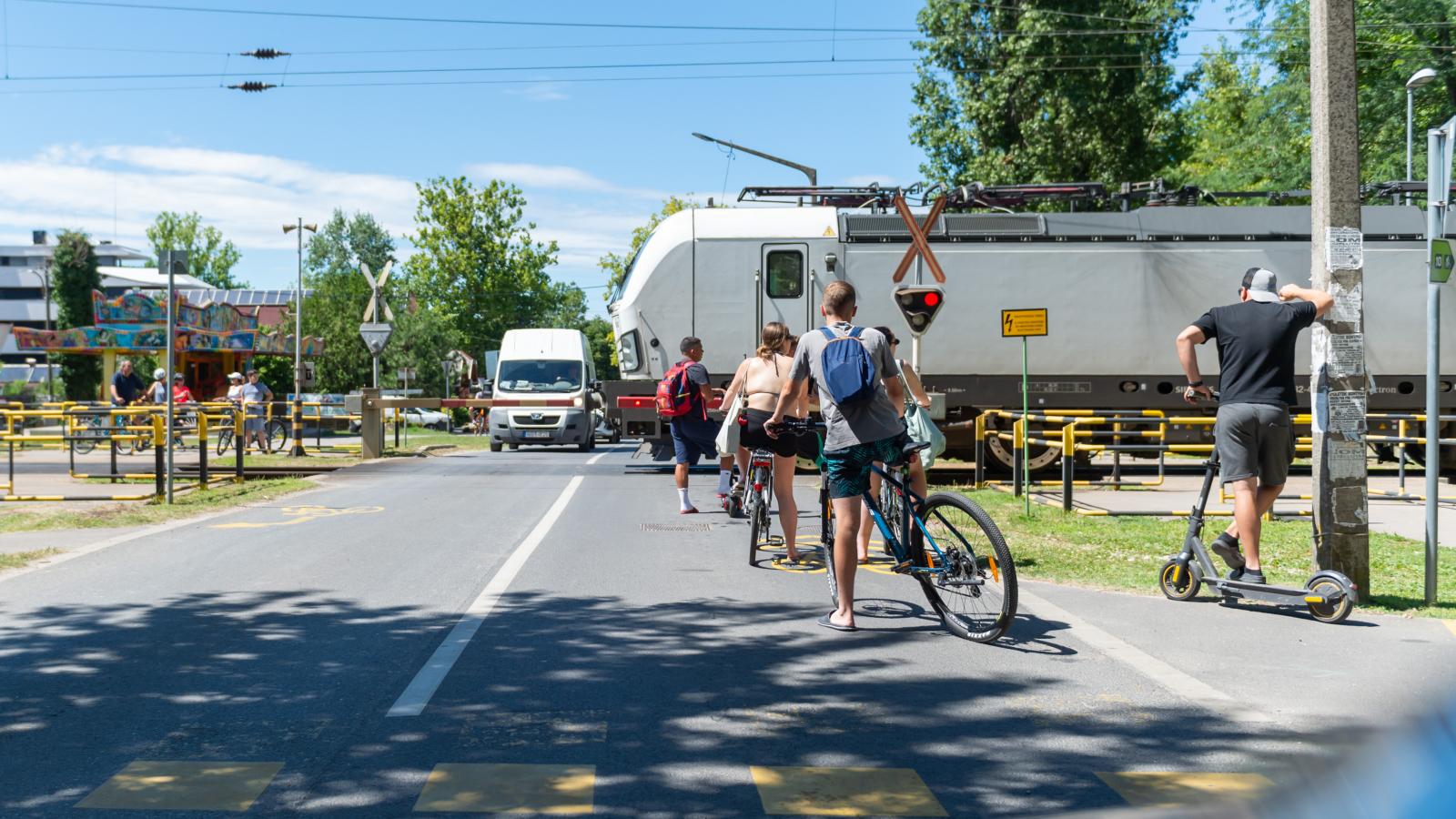 A balatonszemesi vasúti átjáró.