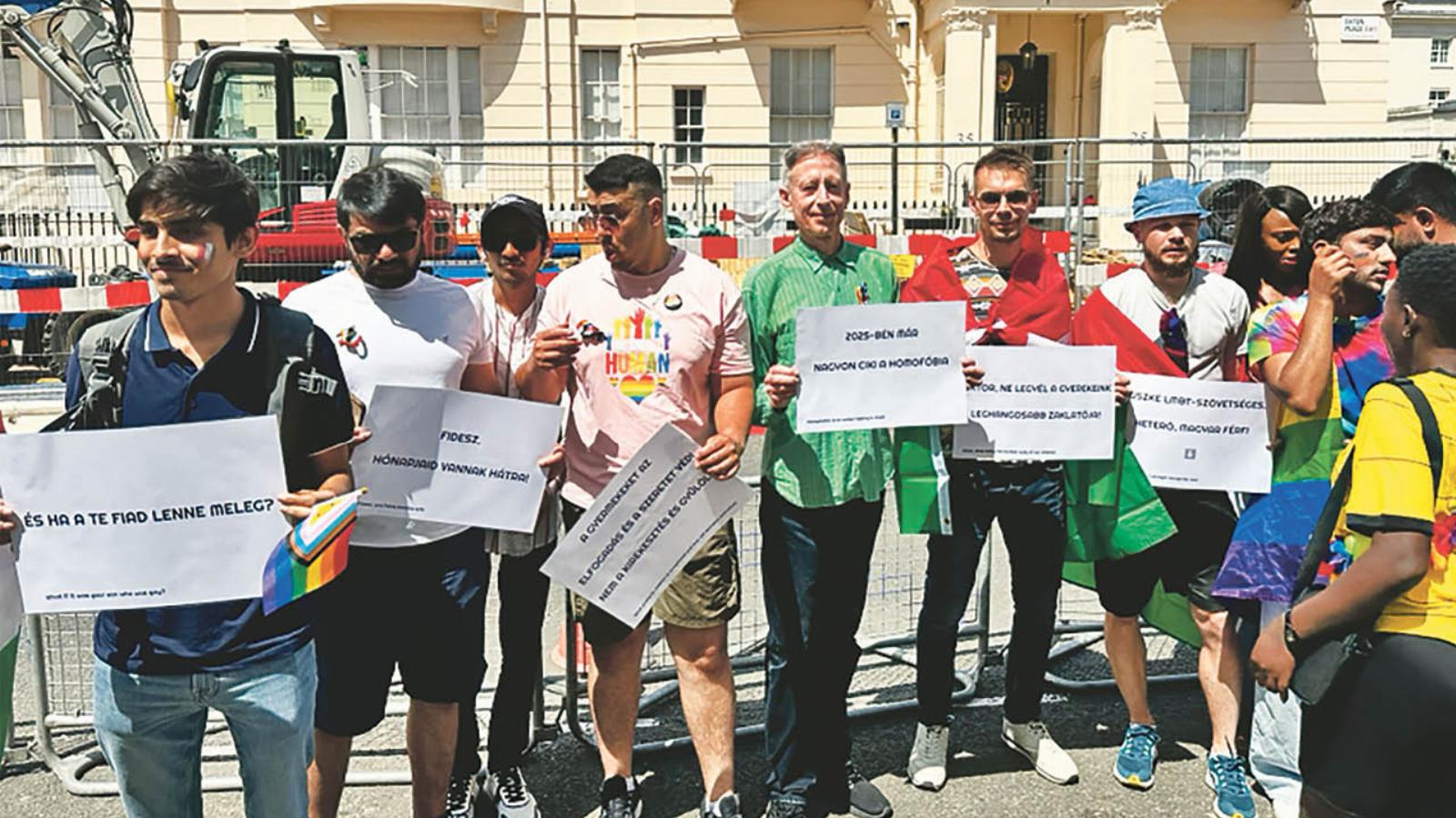 Tiltakozók Londonban (középen, zöld ingben Peter Tatchell)