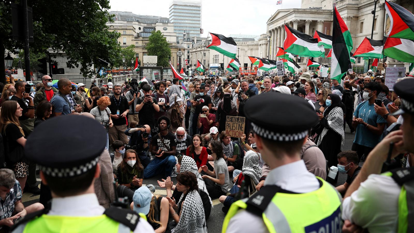 London belvárosában, a Trafalgar téren, a Nemzeti Galéria előtt tüntetők palesztin zászlókat lengetve vettek részt egy demonstráción, amelyet a palesztinbarát Palestine Action csoport támogatására szerveztek 2025. június 23-án