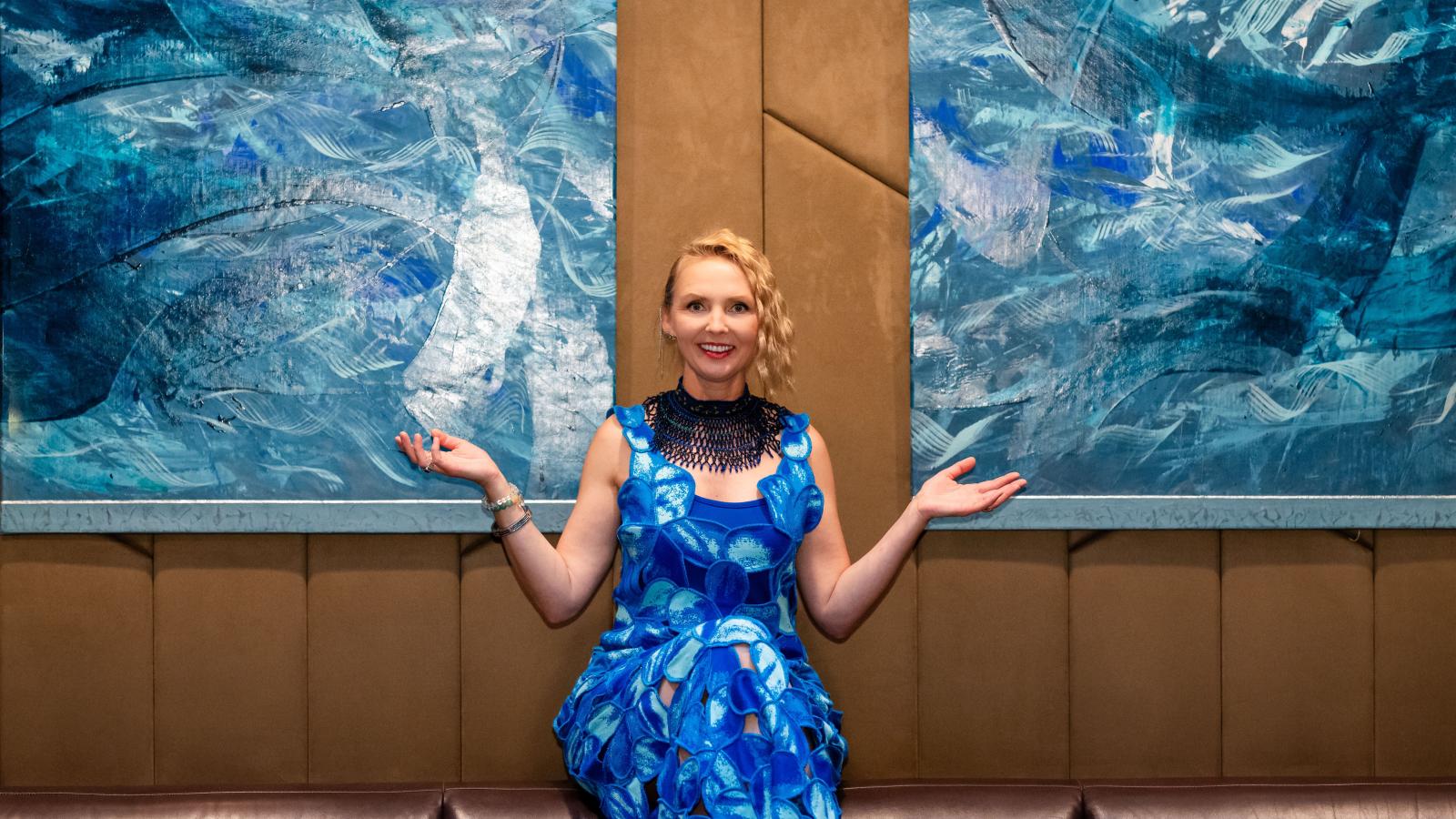 A festőművész a képein organikus formákat ábrázol