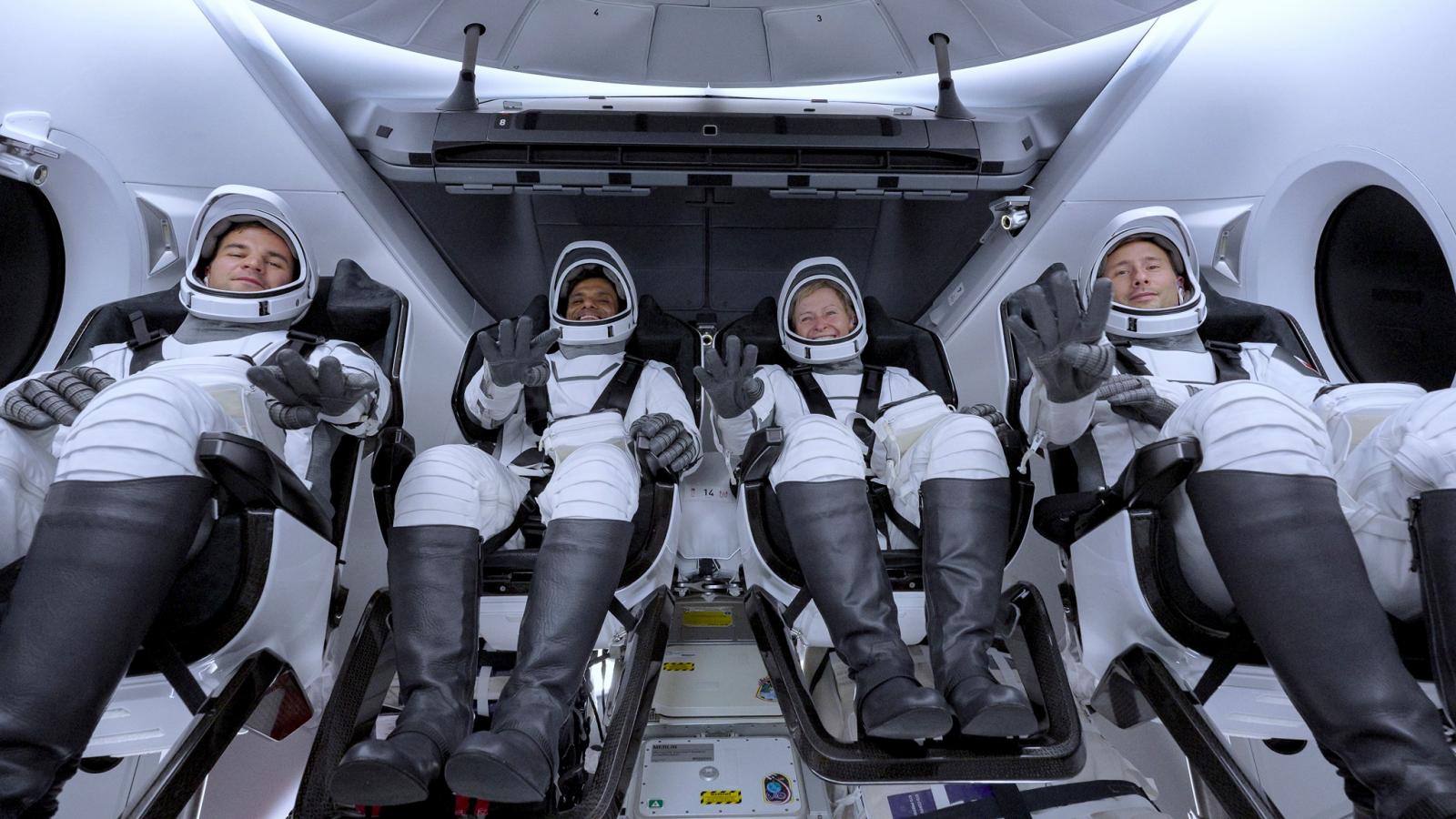 Kapu Tibor társaival a Dragon kapuszálban a fellövést várva.