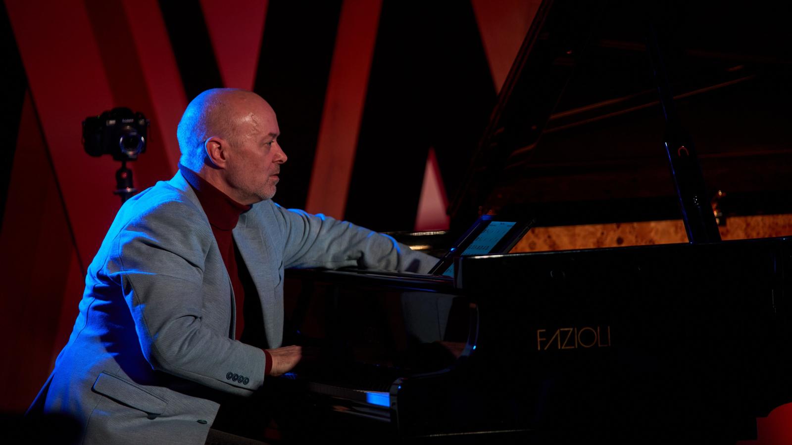 „Játék közben incselkedésre, meglepetésre, a megszokottól való eltérésre és a rosszalkodásra törekszem”