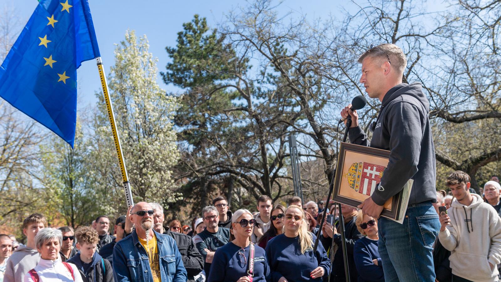 Magyar Péter
vidéki kampánykörútján.
A hallgatás is
állásfoglalás, az
igazodás pedig
az emberek
szimpla becsapása