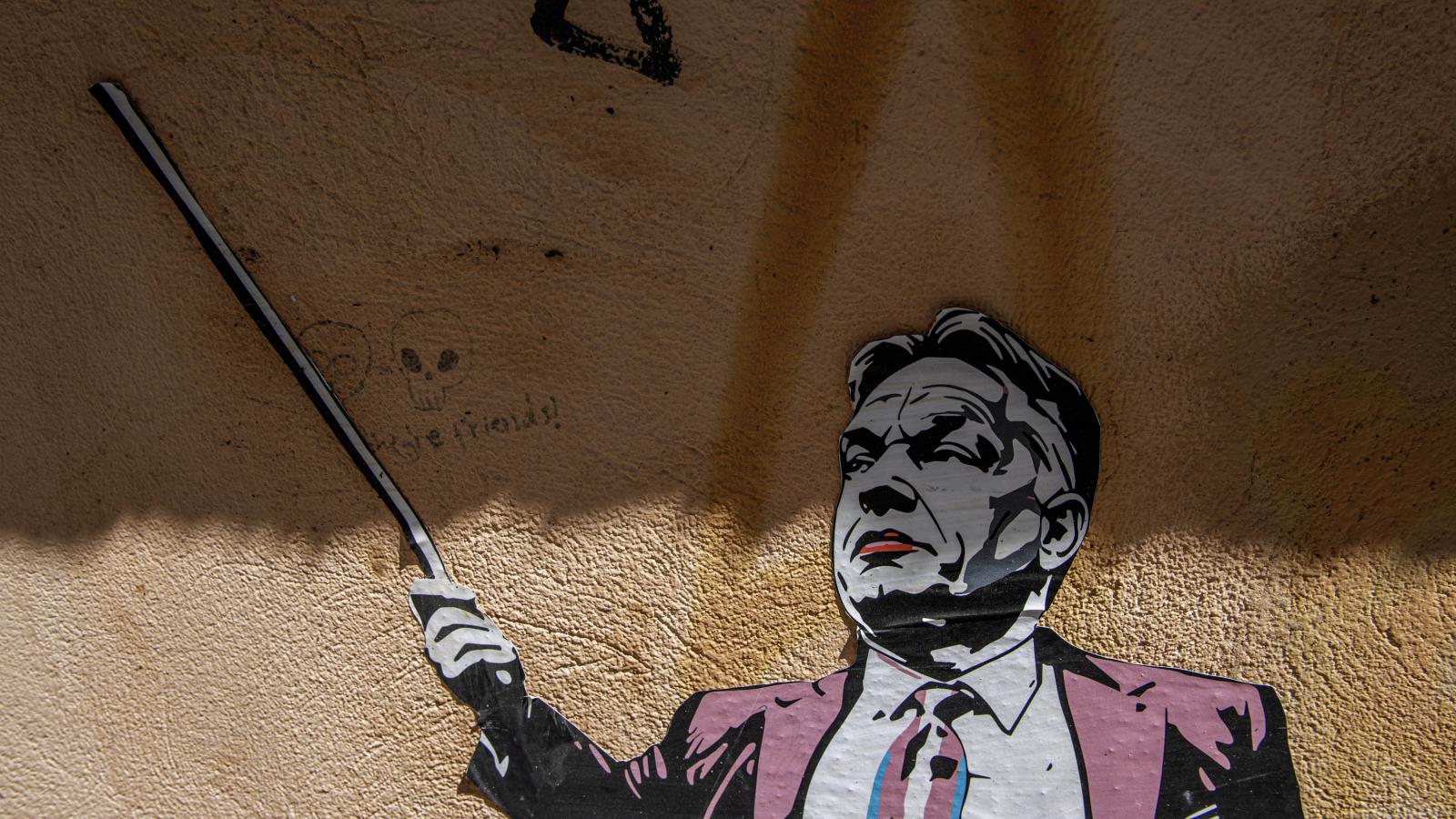 Orbán Viktor és a Pride – karikatúra egy falon Józsefvárosban