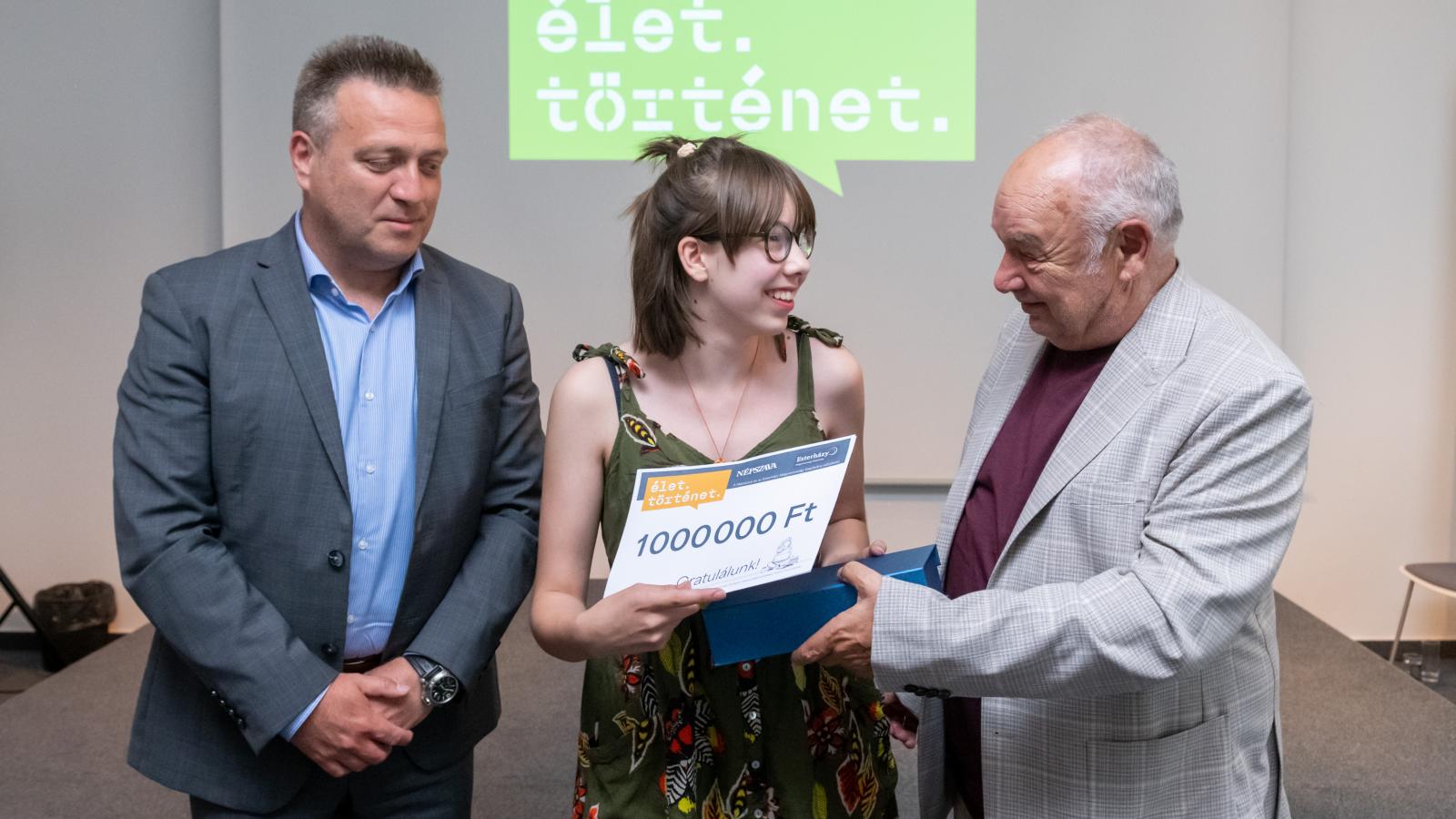 A fődíjas, Krolikowski L. Lilian, valamint az Esterházy Magyarország Alapítvány igazgatóhelyettese, Czigány Balázs és lapunk főszerkesztője, Németh Péter