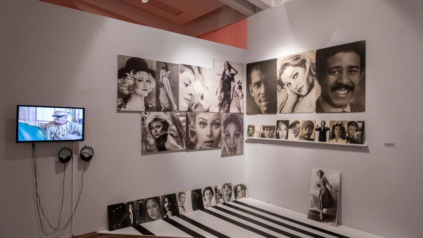 A kiállítás a sztárfotográfus egykori stúdióját is megidézi