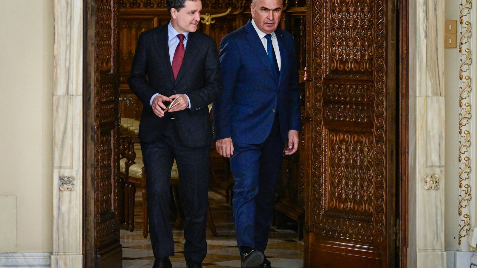 Sajtótájékoztatóján Ilie Bolojan kormányfő (jobbra) beismerte, hogy az eddigi gyakorlat folytatásával a román állam Görögország sorsára juthat, és eleshet az uniós pénzektől