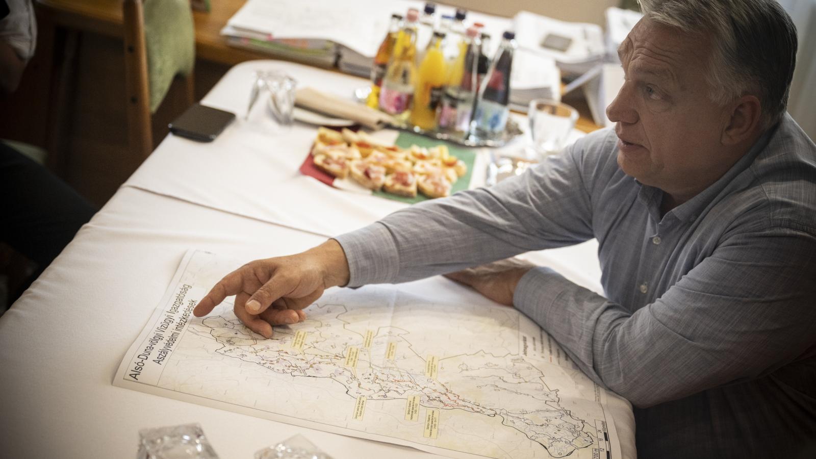 Orbán Viktor aszályvédelmi szemlét tartott Dunapatajon 2025. július 3-án