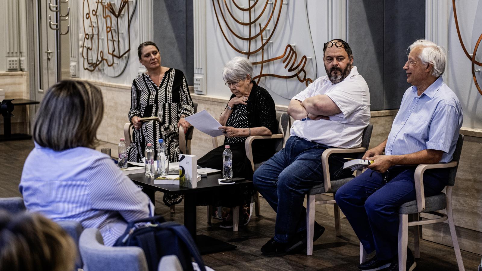 Kiss Henriett, Szegvári Katalin, Radnóti Zoltán és Földes Tamás a Rumbach utcai zsinagógában tartott könyvbemutatón