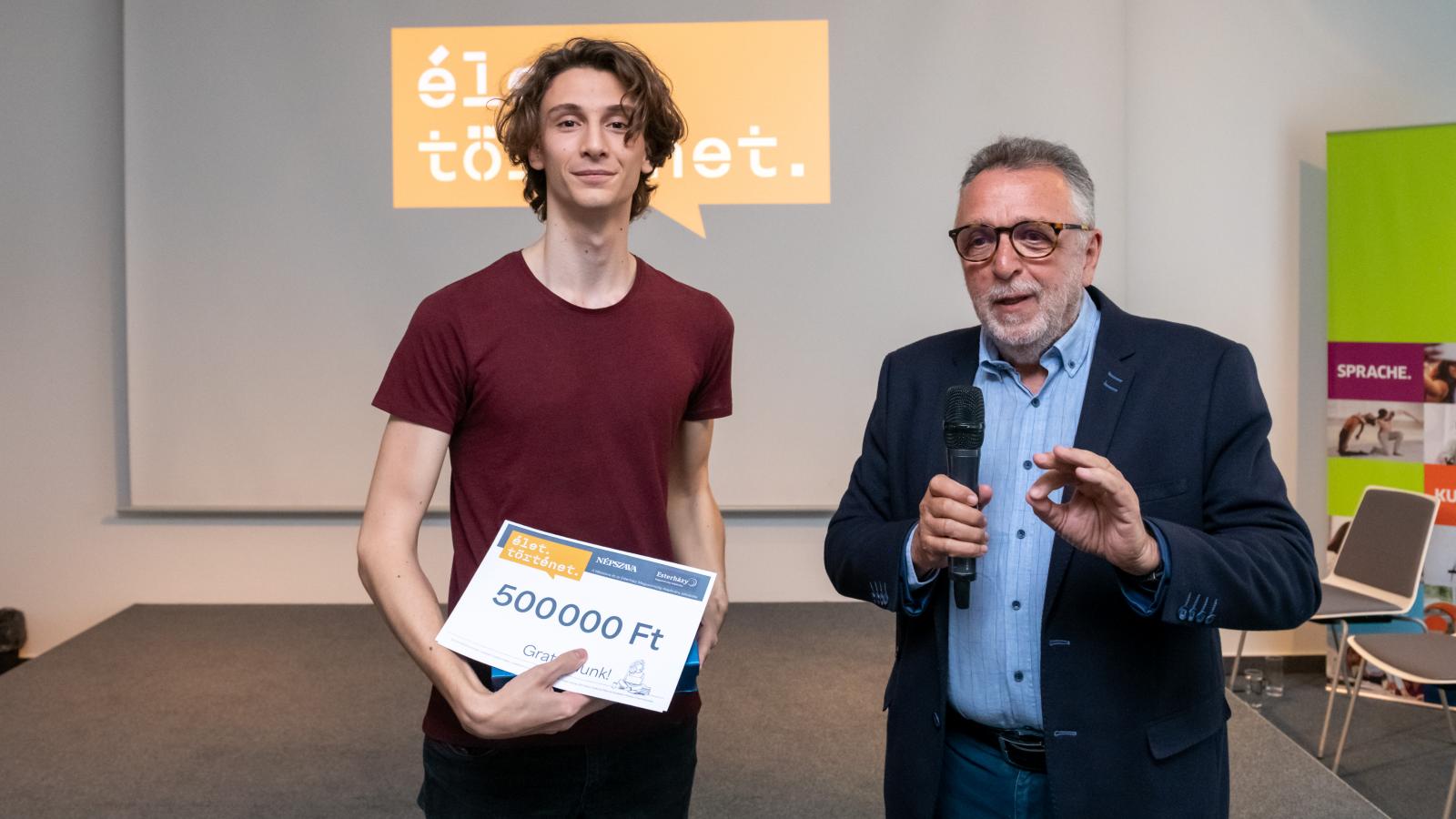 Kiss Bálint Béla Heisler Andrástól, az Erzsébetvárosi Zsidó Örökségért Alapítvány kuratóriuma elnökétől vette át a díjat