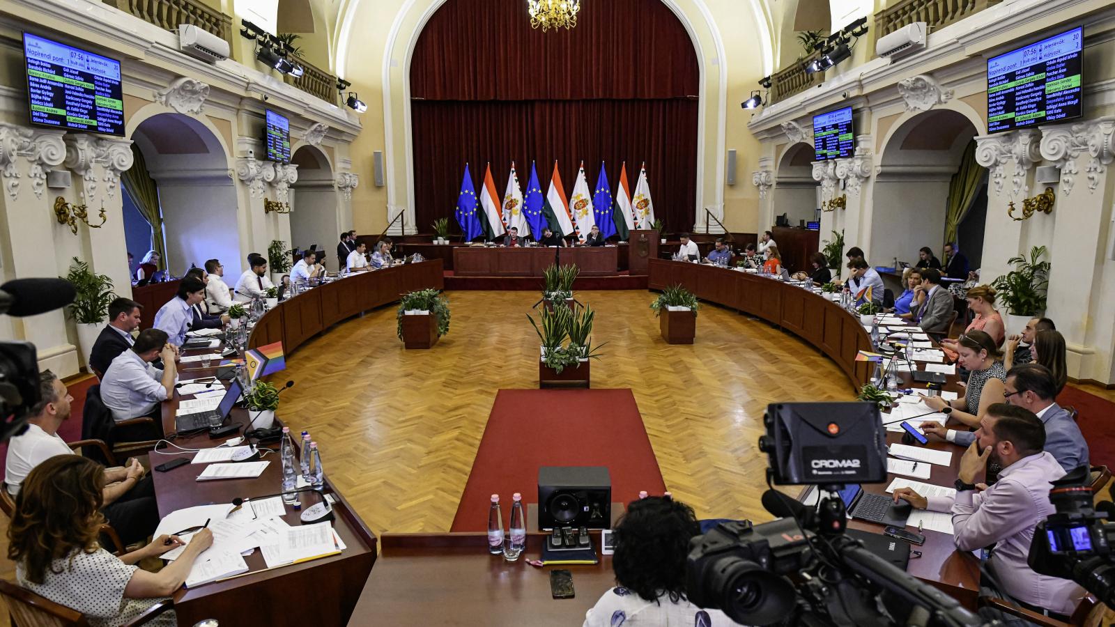 A határidő lejárta előtt órákkal ült össze a rendkívüli ülés