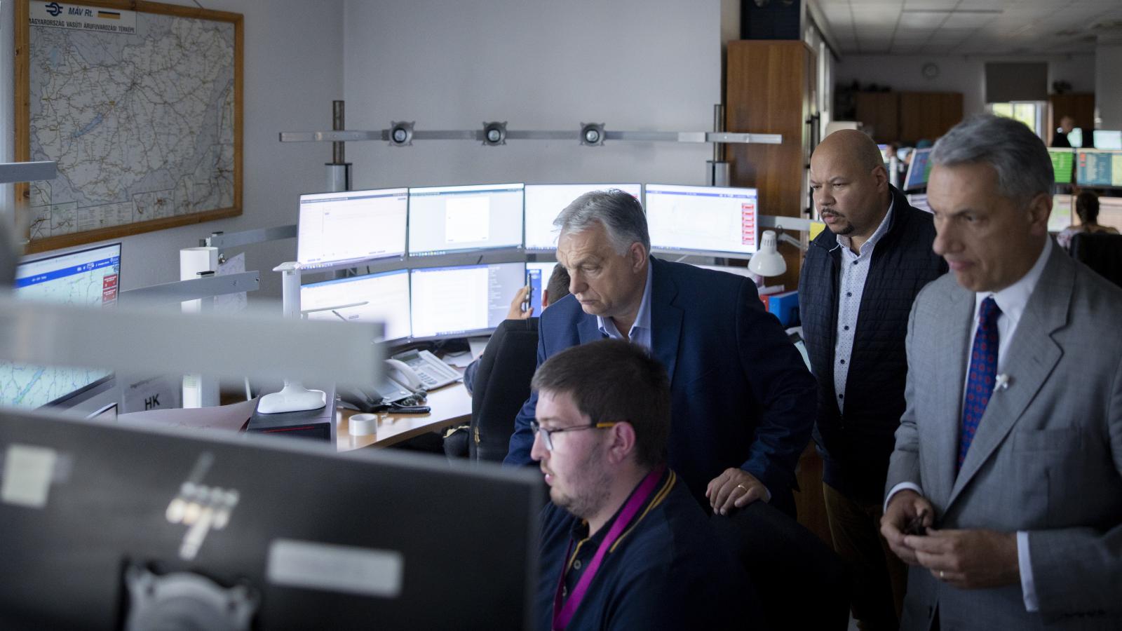 Orbán Viktor ás Lázár János a MÁV-Volán Csoport Haváriaközpontban Budapesten július 8-án 