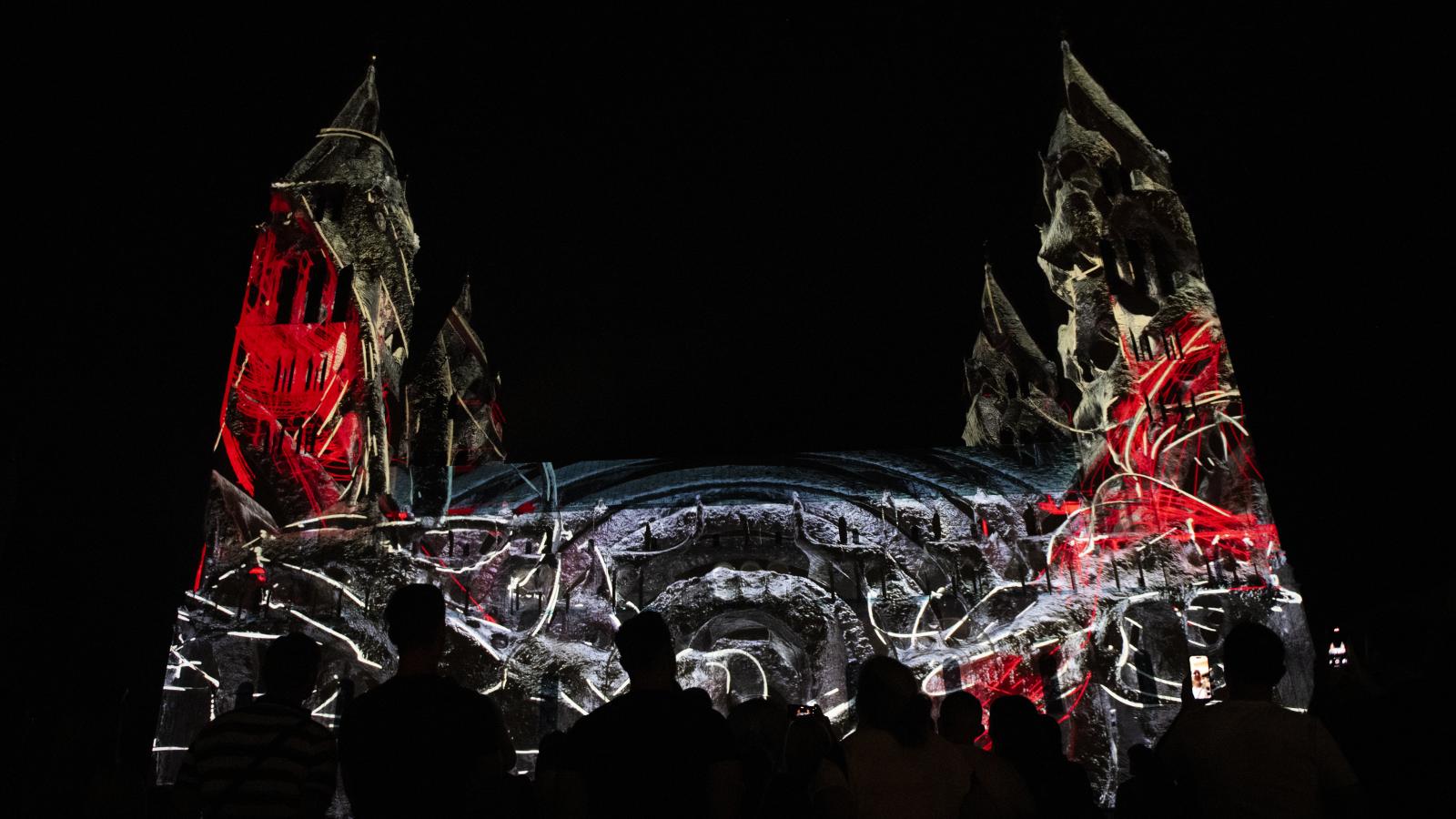 A Zsolnay Light Art Mapping közönségdíjas alkotása, a bolgár „Transzcendens”