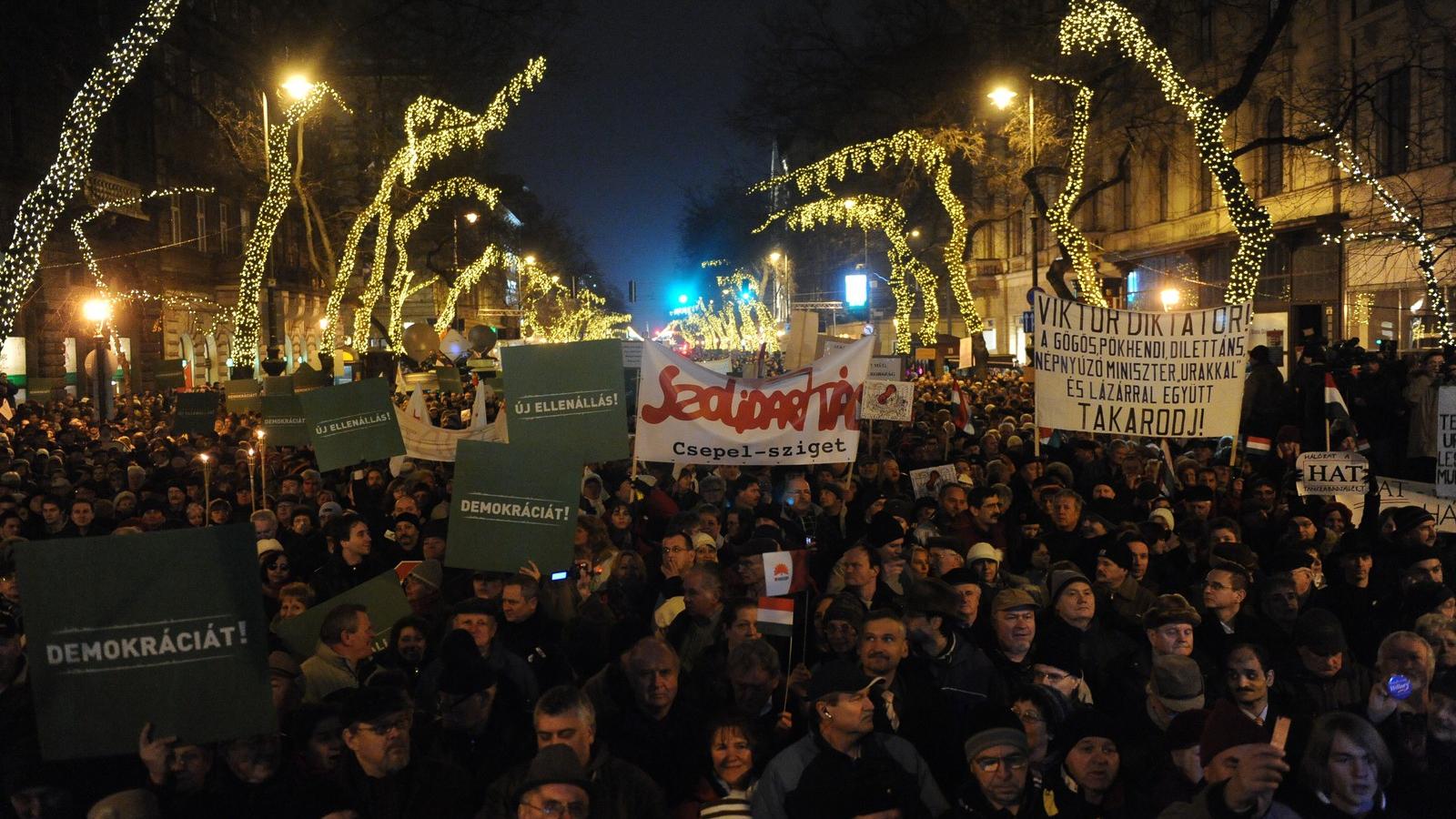 Szinte már megszokott kép Budapest utcáin: az új évben is folytatódnak az október óta gyakori demonstrációk FOTÓ: VAJDA JÓZSEF