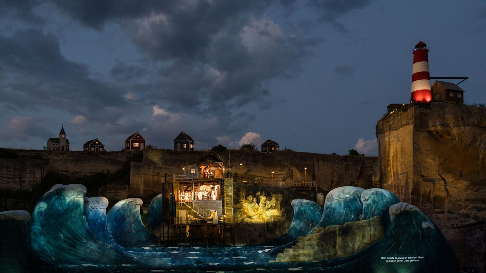 Minél tovább szemlélte az ember a színpadot, annál több izgalmas részletet fedezhetett fel