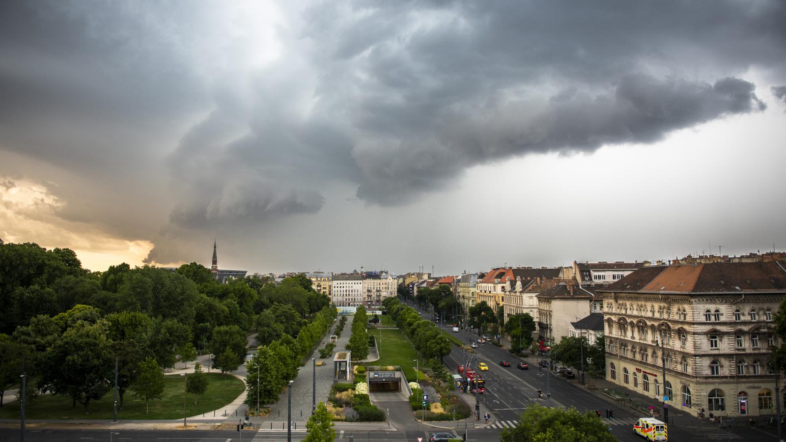 Viharfelhők Budapesten a Városliget fölött július 7-én 