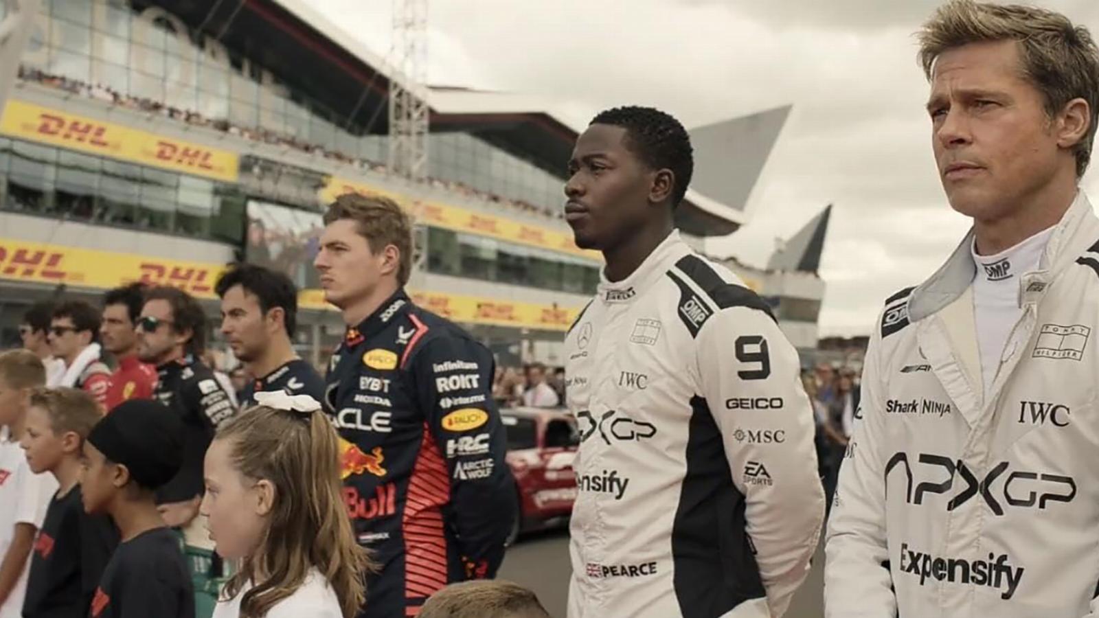 Joshua Pearson és Sonny Hayes a valódi Forma–1-es mezőny mellett a rajtrácson