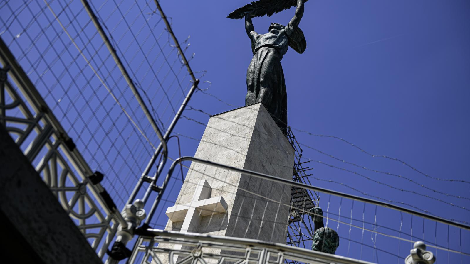 A kereszt. A helyzet nem egyházi, hanem politikai kérdés