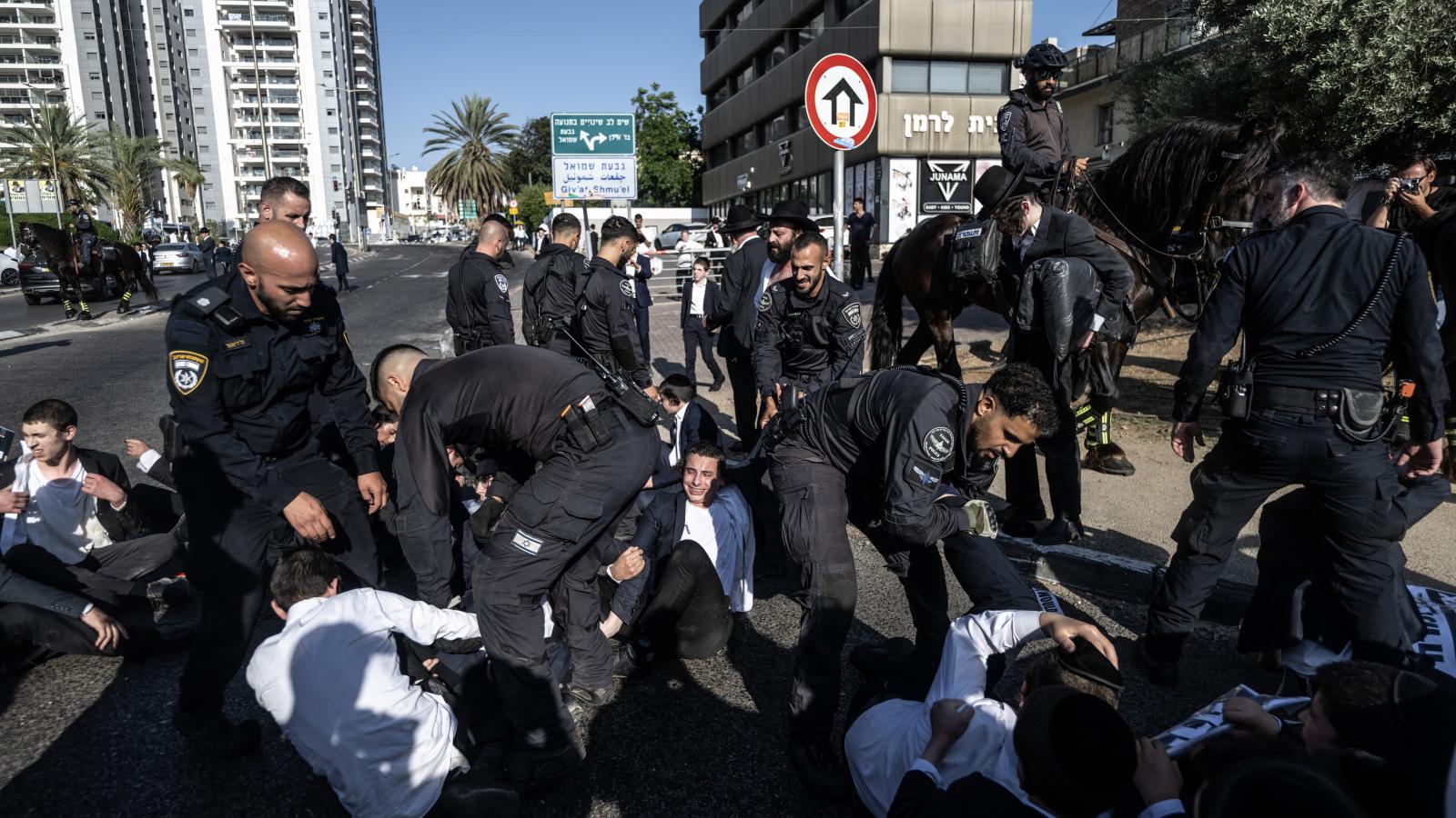 Ultraortodox tüntetők. Az askenázi vezetők ragaszkodnak Netanjahu korábbi ígéretéhez, miszerint biztosítják a jesiva iskolák hallgatóinak katonai szolgálat alóli mentességét