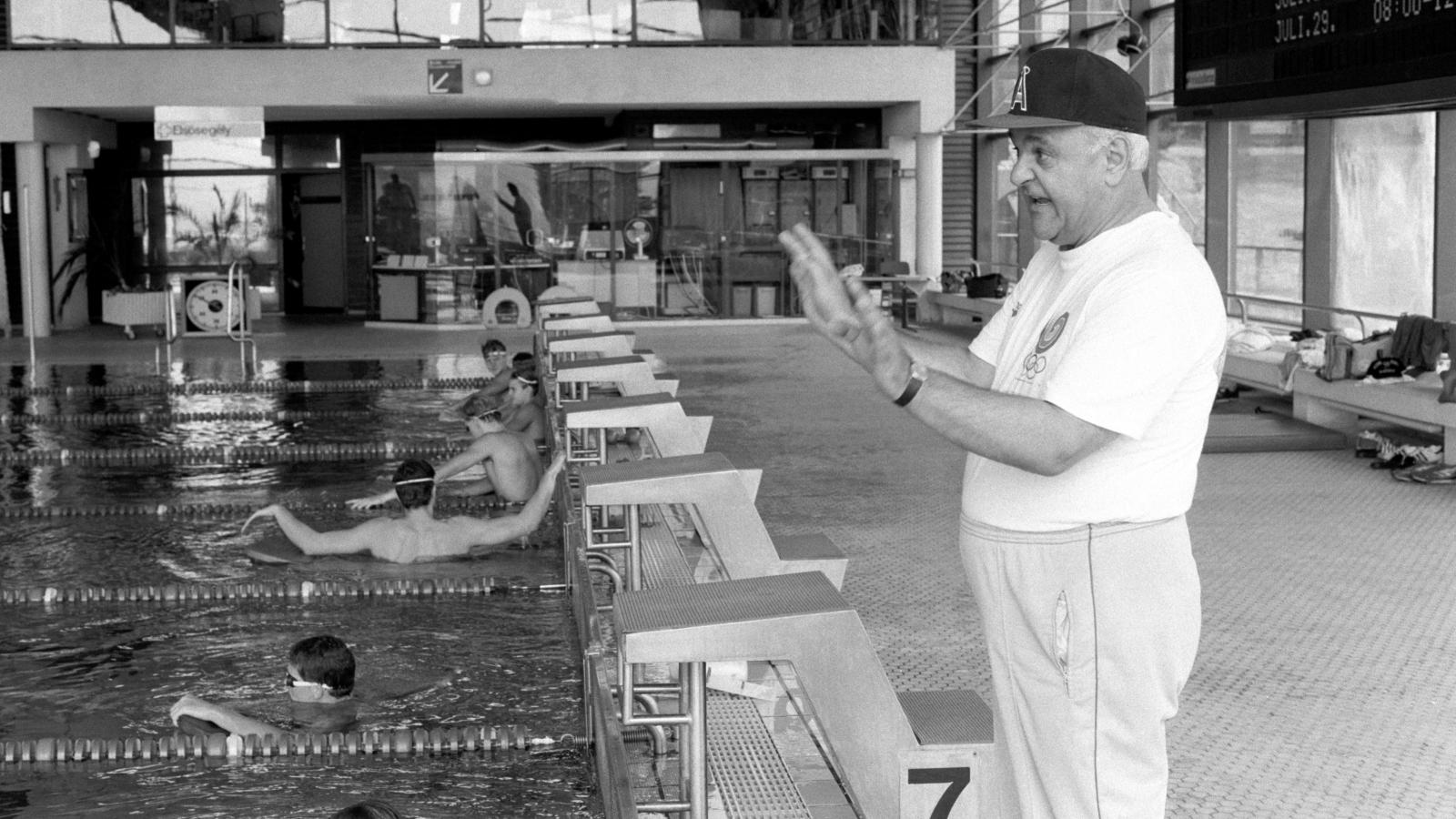 Széchy Tamás szövetségi kapitány edzést tart a bonni Európa-bajnokságra készülő magyar úszóválogatottnak 1989. augusztus 2-án