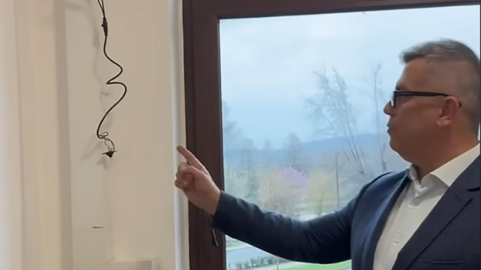 Bercsényi László polgármester a balatonalmádi jegyzői irodában talált lehallgatókészülékkel március 28-án