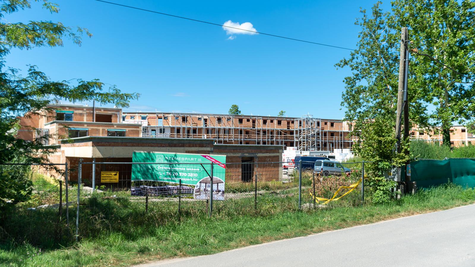 A Balatonnál a régi faház nyaralók helyett társasházak épülnek, amelyeket a tulajdonosaik egész évben használhatnak