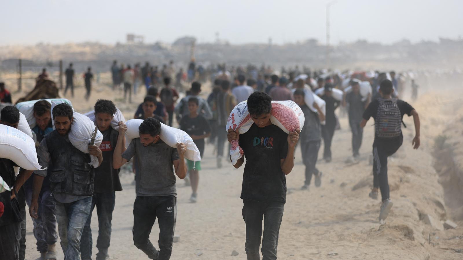 Palesztinok segélyeket visznek haza 2025. július 20-án Gáza északi részén