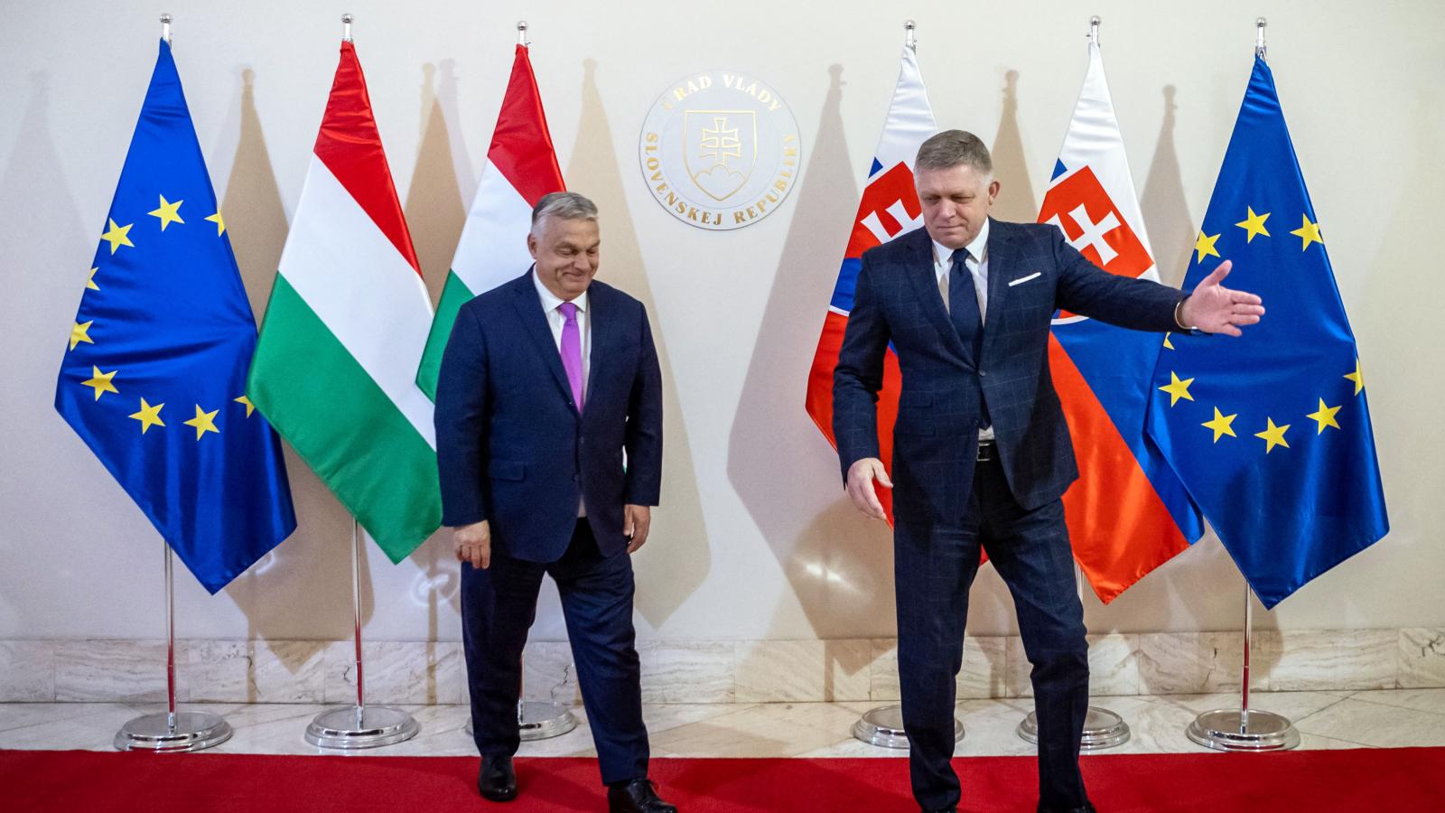 Orbán Viktor és Robert Fico januárban Pozsonyban még együtt ünnepelte Donald Trump beiktatását, de a szlovák kormányfő már akkor nyugatra mutatott