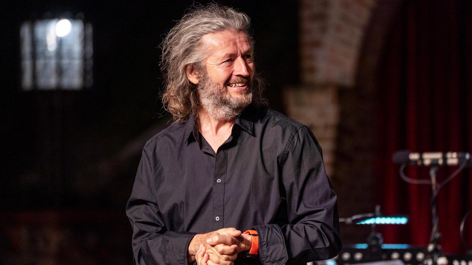 Nikita Milivojevic nyíltan vállalta demokratikus nézeteit. Nem is nevezték ki újra a rangos Belgrádi Nemzetközi Színházi Fesztivál (Bitef) művészeti igazgatójává